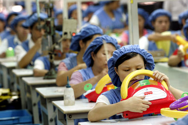 In vielen chinesischen Firmen sind vor allem Frauen beschäftigt ... In vielen chinesischen Firmen sind vor allem Frauen beschäftigt ...