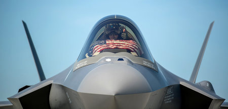 Kann auch Atomschläge: US-Pilot in einem »F-35«-Kampfjet (South ...