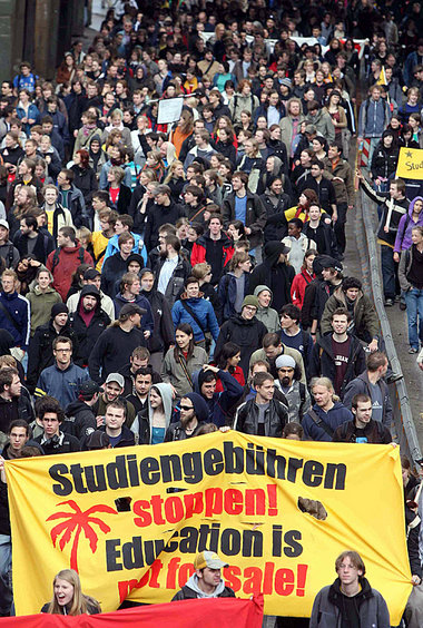 Am 31.Mai waren in Hamburg einige hundert Studenten auf der Stra... Am 31.Mai waren in Hamburg einige hundert Studenten auf der Stra...
