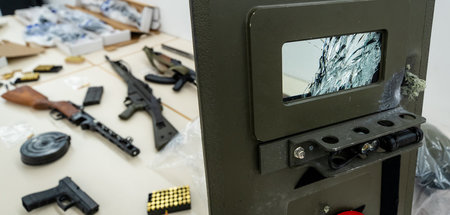 Vorbereitet: Beschlagnahmte Schusswaffen des Beschuldigten neben...