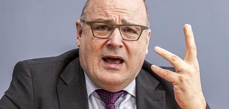Mit großer Geste: Unternehmerboss Steffen Kampeter spielt seine ...