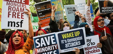 2022-04-16T1614OT99P_3_INDIA-PROTESTS.JPG