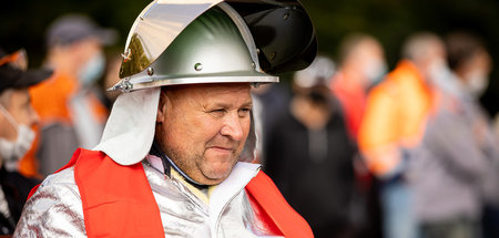 Arbeiter bei einer Kundgebung der IG Metall vor dem Werk der Sal