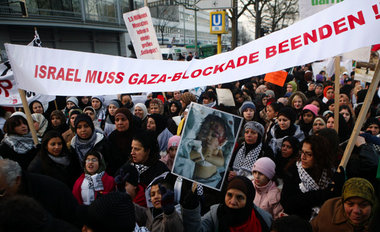 Auch am Wochenende werden, wie hier am 29.12.2008 in Berlin, Tau... Auch am Wochenende werden, wie hier am 29.12.2008 in Berlin, Tau...