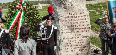 Gedenkstein zur Erinnerung an das Massaker (Portella della Gines...