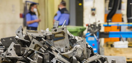 Kleben, schrauben, stecken: Inhaftierte leisten diverse Montagea...