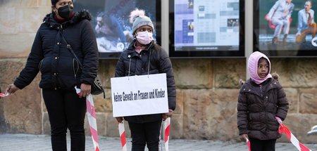 Tamilische Teilnehmer einer Menschenkette weisen auf Menschenrec...