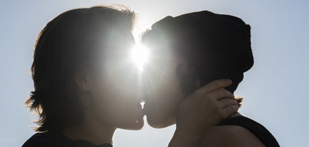 »Kiss-in«-Aktion lesbischer Paare auf dem Berliner Alexanderplat...