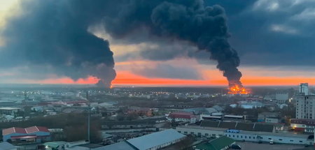 Brennende Öllager im russischen Brjansk am Montag