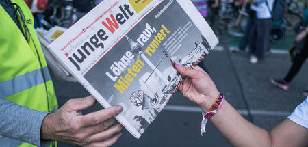 Verteilaktion der jungen Welt bei Protesten gegen hohe Mieten in...