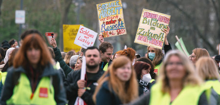 Gemeinsam stark: Streik von Pflegekräften und Lehrern in Köln (2...