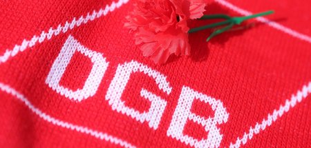 Eindeutige Symbole für den Sozialismus: Die rote Fahne und die r...