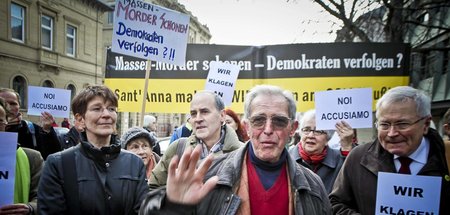 Enrico Pieri (2. v. r.), Überlebender des Massakers in Sant’Anna...