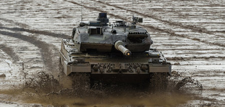 Auch wer Soldaten zum Panzerfahren ausbildet, ist beim Krieg mit...