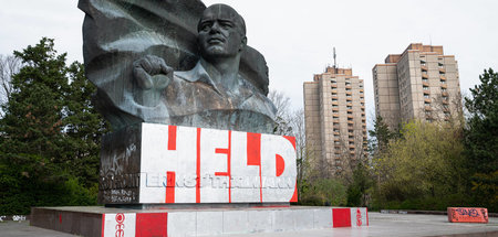 Nach vielen Schmierereien nun eine klare Aussage am Sockel des T...