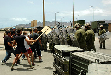 Deutsche Soldaten üben bei dem Manöver in Sao Vicente, »gewaltbe... Deutsche Soldaten üben bei dem Manöver in Sao Vicente, »gewaltbe...