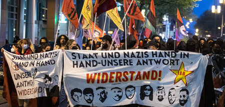 Die Teilnehmenden der Spontandemo in der Mainmetropole protestie...