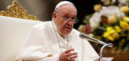 2022-04-16T1854RTRMADP_3_RELIGION-EASTER-POPE-VIGIL.JPG