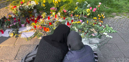 Stille Trauer: Mit Blumen und Kerzen wird der Getöteten am Tator...