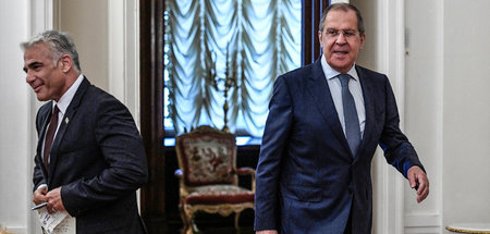 Israels Außenminister Jair Lapid (l.) und sein russischer Amtsko...