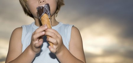 Interkulturelle Freuden der Kindheit: Schokoeis im Unterhemd