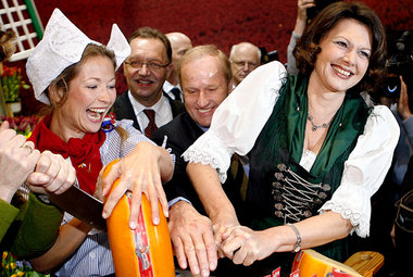 Politik ist Käse: Bundeslandwirtschaftsministerin Ilse Aigner (o... Politik ist Käse: Bundeslandwirtschaftsministerin Ilse Aigner (o...