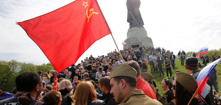 In Berlin am Tag der Befreiung verboten: Flagge der Sowjetunion ...