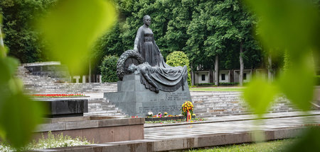 Blumenkränze am Sowjetischen Ehrenmal Schönholzer Heide in Berli...