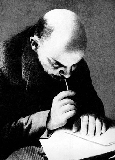 Kampf an zwei Hauptfronten: Wladimir Iljitsch Lenin (* 22. April... Kampf an zwei Hauptfronten: Wladimir Iljitsch Lenin (* 22. April...