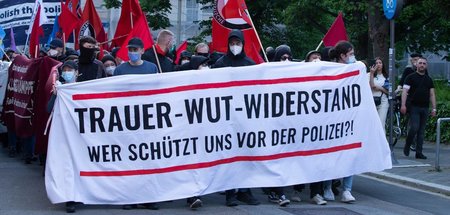 Nach Tod bei Festnahme: Kämpferische Demonstration gegen Polizei...