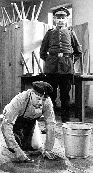 »Der Untertan« Diedrich Heßling schrubbt kaisertreu den Boden »Der Untertan« Diedrich Heßling schrubbt kaisertreu den Boden