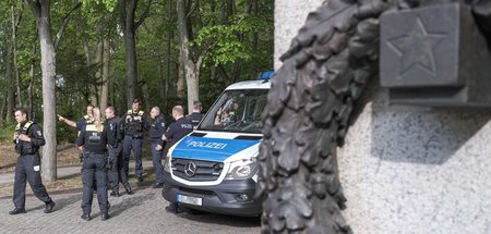 Polizisten riegelten das Sowjetische Ehrenmal in Pankow zeitweil...
