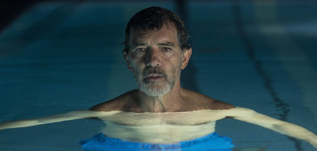 Pedro Almodovár alias Salvador Mallo (Antonio Banderas) auf dem ...