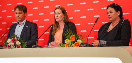 Janine Wissler (Mitte) am Montag bei der Pressekonferenz im Berl...