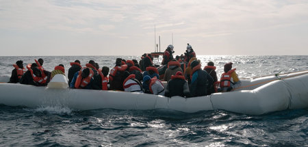 Immer wieder müssen in Not geratene Menschen auf Schlauchbooten 