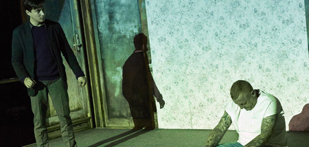 Sture Melancholie: Christian (Nikolai Gemel) und Bühnenarbeiter ...