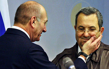 Streicheleinheiten für den Kriegsminister: Premier Ehud Olmert (... Streicheleinheiten für den Kriegsminister: Premier Ehud Olmert (...
