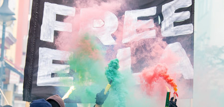 Lange gefordert, endlich erreicht: Demonstration mit Pyrotechnik...