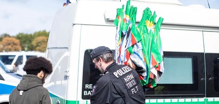 Repressive Routine bei kurdischen Demos: Polizei beschlagnahmt F...