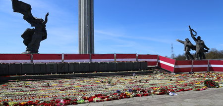 Blumen zum «Tag des Sieges» am abgezäunten sowjetischen Siegesde