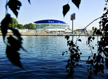 Trotz heftiger Proteste wurde die O2-Arena in Berlin-Friedrichsh... Trotz heftiger Proteste wurde die O2-Arena in Berlin-Friedrichsh...