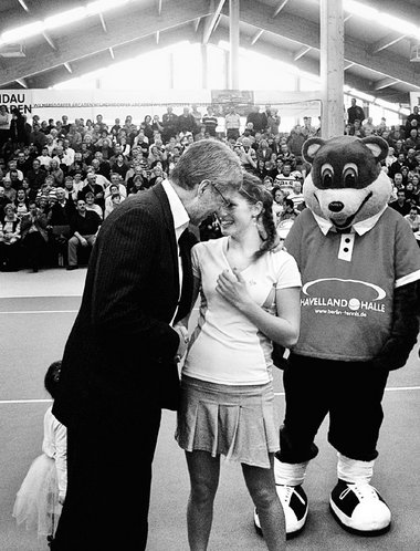 Brandenburgs Sportminister Holger Rupprecht gratuliert Daria Gaj... Brandenburgs Sportminister Holger Rupprecht gratuliert Daria Gaj...