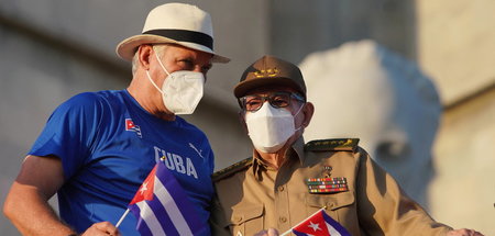 Miguel Díaz-Canel und Raúl Castro mit Maske auf der Maikundgebun...