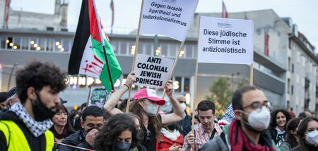 Palästinensische und jüdische Demonstranten gemeinsam gegen Isra...