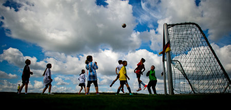 Sorgenfreie Jugend – Kinder spielen Fußball auf dem Testgelände ...