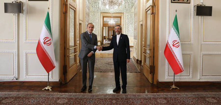 Irans Unterhändler Ali Bagheri Kani (r.) und EU-Vertreter Enriqu...