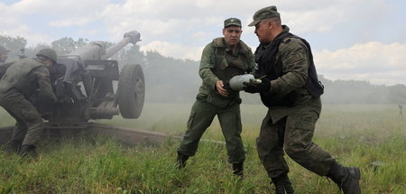 Soldaten der Donezker »Volksmiliz« beschießen Stellungen der ukr...
