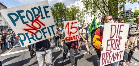 Viele andere treibt die Bedrohung der Menschheit durch den Kapit...
