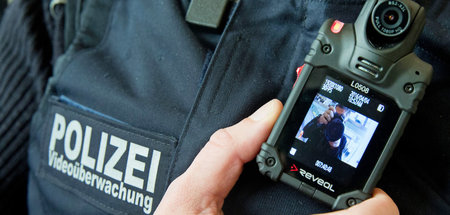 Ein Bundespolizist zeigt im Berliner Ostbahnhof eine Bodycam zur...