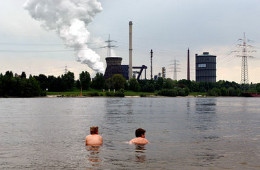 Kinder im Rhein bei Duisburg, 2008